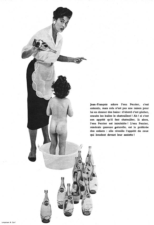 Publicité Perrier - Une mère lave son enfant avec du Perrier - Noir&Blanc - Agence Langelaan & Cerf - 1955