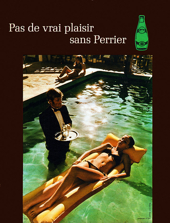 Perrier - Pas de vrai plaisir sans Perrier - Le serveur apporte le verre au beau milieu de la piscine  - Agence Langelaan & Cerf - 1970