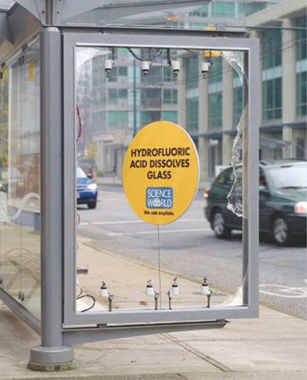 Publicité Science World - Musée - Vancouver - We can explain - L'acide hydro-fluorique dissout le verre - Abribus sans vitre - Agence Rethink Vancouver