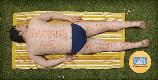 Publicité Science World - Musée - Vancouver We can explain - Les humains sont allergiques aux piqures de moustiques - Un homme se fait bronzer - Les piqures de moustiques forment des mots - Agence Rethink Vancouver