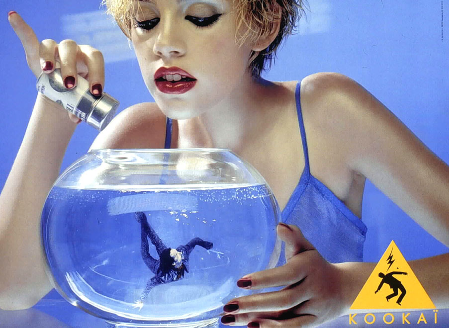 Publicité Kookaï - couleurs - 1996 - Homme objet - Aquarium