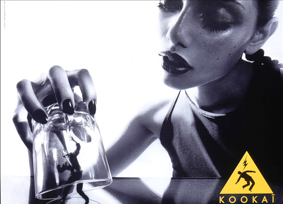 Publicité Kookaï - Noir et blanc - 1996 - Homme objet - Verre