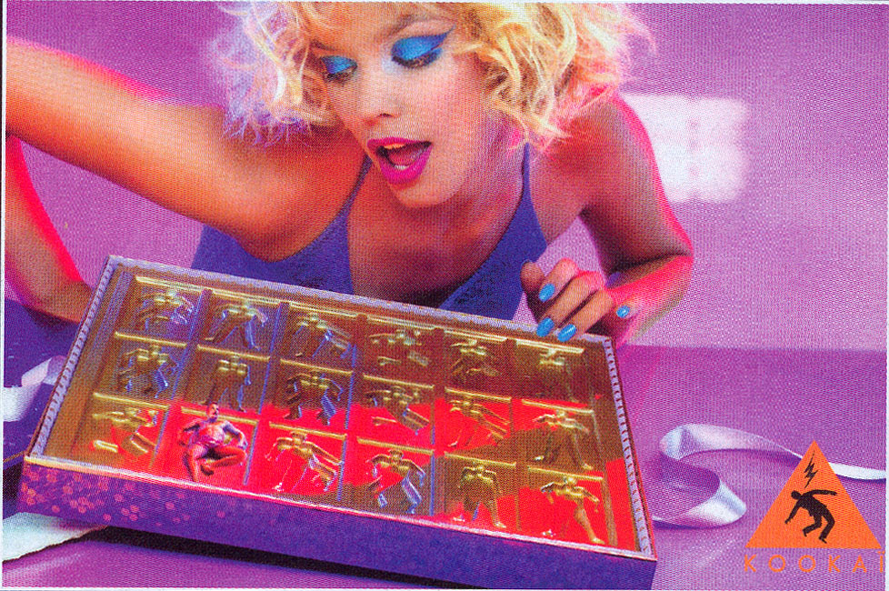 Publicité Kookaï - couleurs - 1997 - Homme objet - Boîte de chocolat 