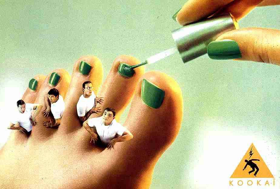 Publicité Kookaï - couleurs - 1997 - Homme objet - Vernis à ongle