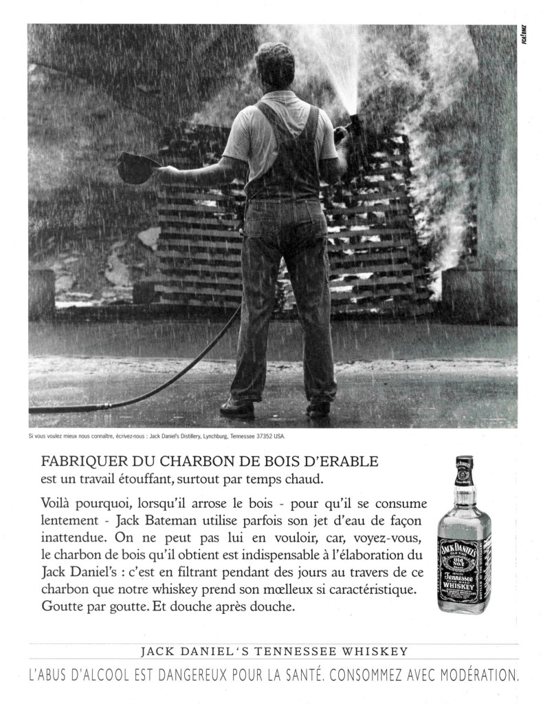 Publicité Jack Daniel's - Noir et Blanc - Feu - Fabriquer du charbon de bois d'érable