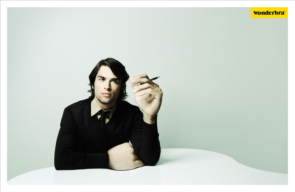 Publicité Wonderbra - Grandes Mains - Hyperbole