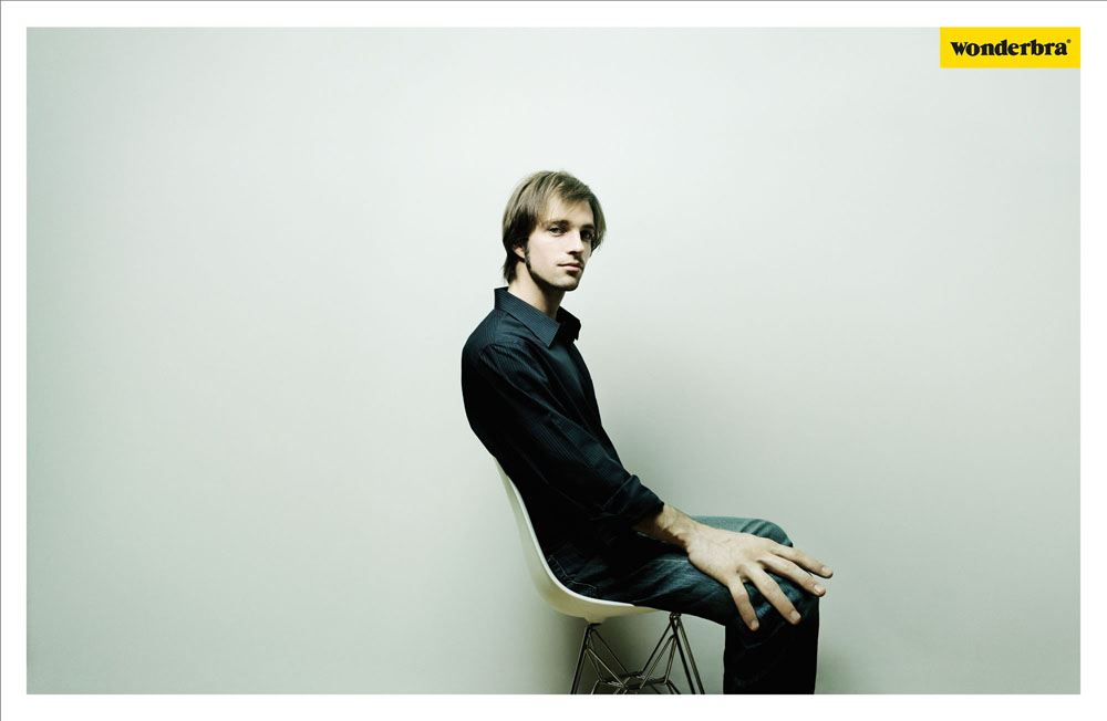 Publicité Wonderbra - Grandes Mains - Hyperbole