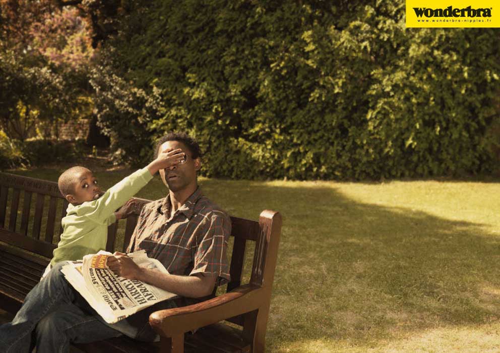 Publicité Wonderbra - Pères - Enfants - Cacher les yeux - Banc