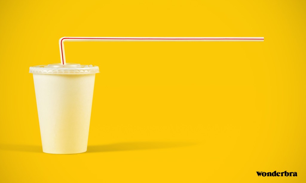 Publicité Wonderbra - Minimaliste - Fond jaune- Gobelet