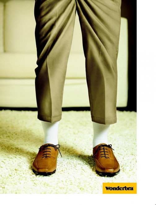 Publicité Wonderbra - Pantalon remonté