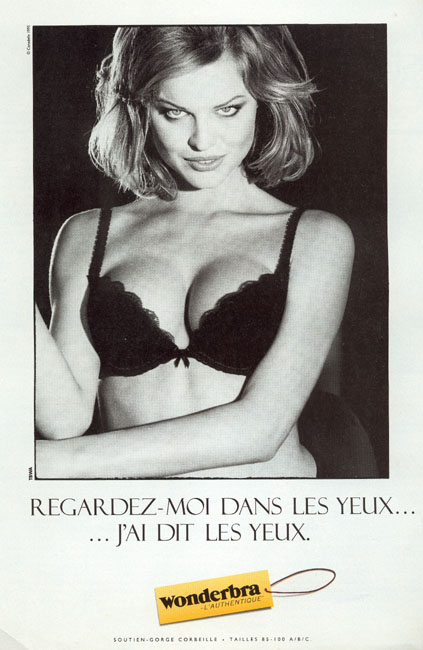 Publicité Wonderbra - Eva Herzigova - Années 90 - Regardez-moi dans les yeux... j'ai dit dans les yeux