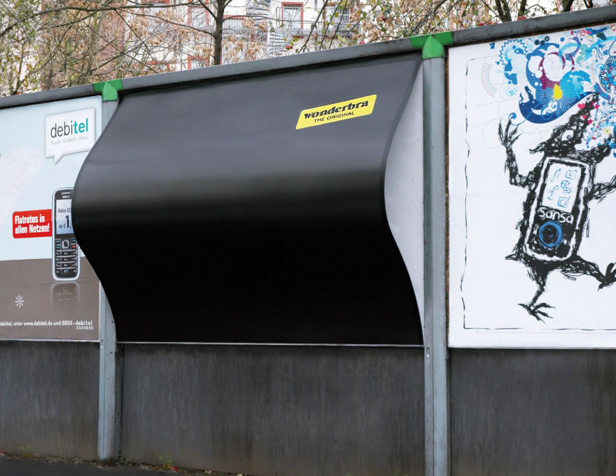 Publicité Wonderbra - Panneau affichage relief