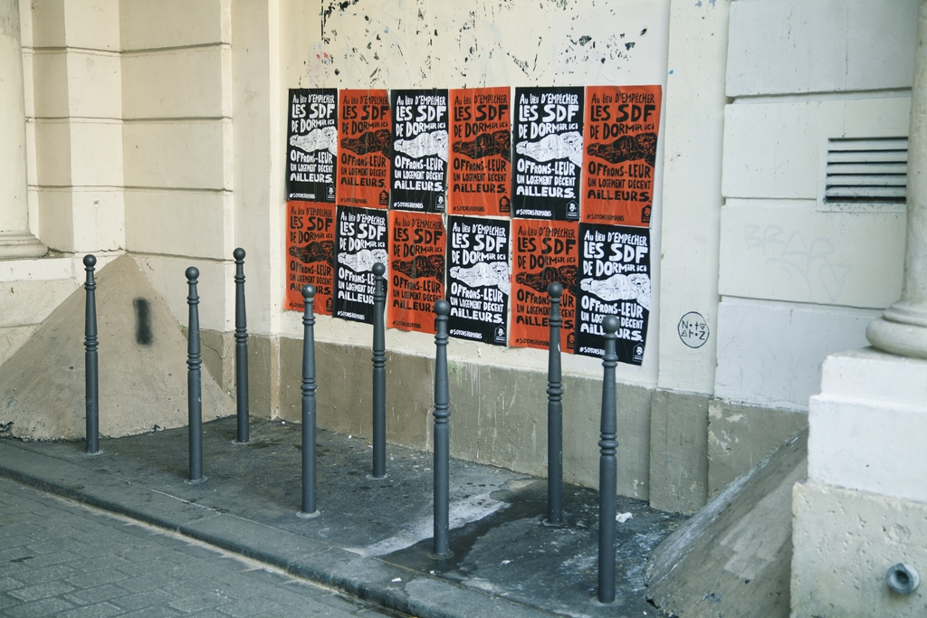 Publicité - Fondation Abbé Pierre - #SoyonsHumains - dispositif anti-SDF - Affichage Sauvage - Au lieu d'empêcher les SDF de dormir ici, offrons-leur un logement décent ailleurs