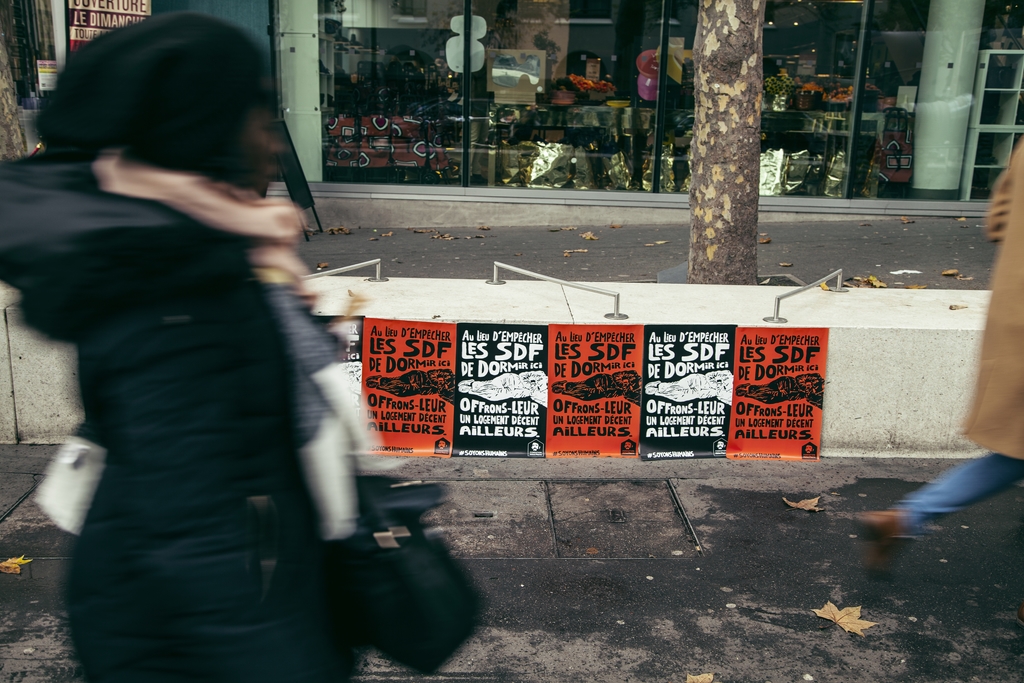 Publicité - Fondation Abbé Pierre - #SoyonsHumains - dispositif anti-SDF - Affichage Sauvage - Au lieu d'empêcher les SDF de dormir ici, offrons-leur un logement décent ailleurs