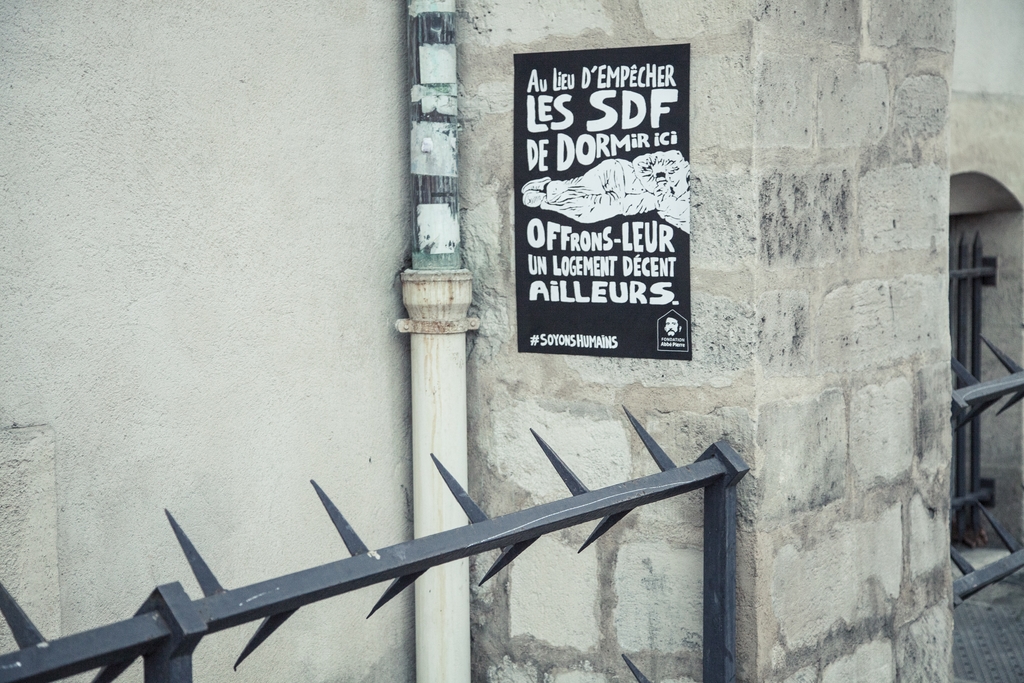 Publicité - Fondation Abbé Pierre - #SoyonsHumains - dispositif anti-SDF - Affichage Sauvage - Au lieu d'empêcher les SDF de dormir ici, offrons-leur un logement décent ailleurs