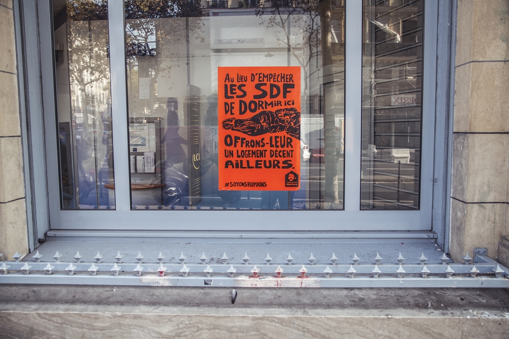 Publicité - Fondation Abbé Pierre - #SoyonsHumains - dispositif anti-SDF - Affichage Sauvage - Au lieu d'empêcher les SDF de dormir ici, offrons-leur un logement décent ailleurs
