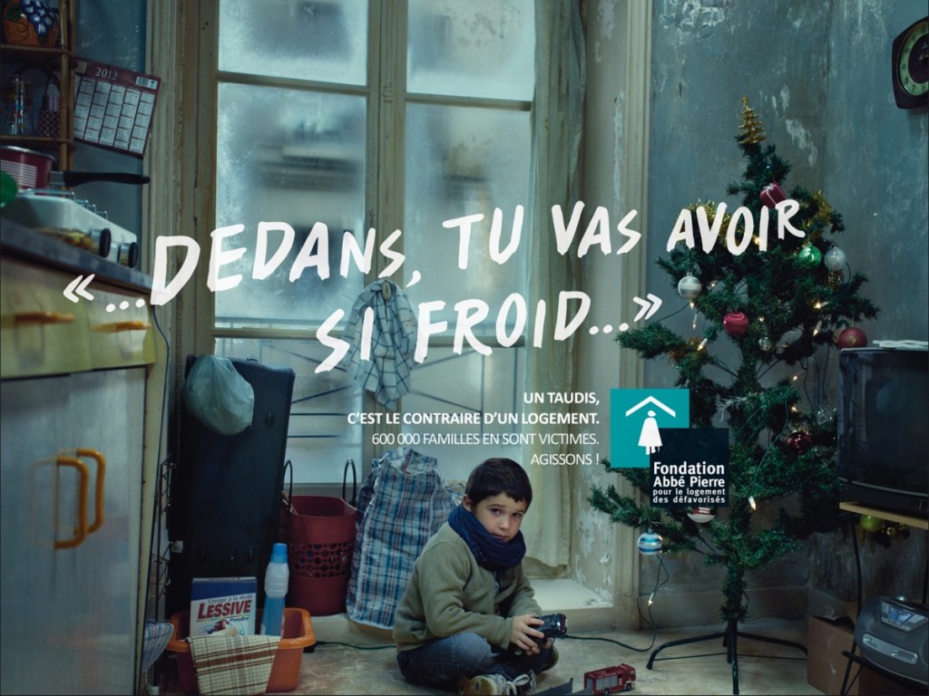 Publicité Fondation Abbé Pierre - Un taudis, c'est le contraire d'un logement - Dedans, tu vas avoir si froid - Enfant - Salon