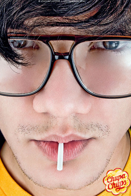 Publicité Chupa Chups - Campagne No Comment - Agence Multifake - Portrait - Jeune homme Lunettes