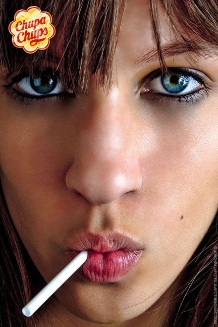 Publicité Chupa Chups - Campagne No Comment - Agence Multifake - Portrait - Jeune Femme
