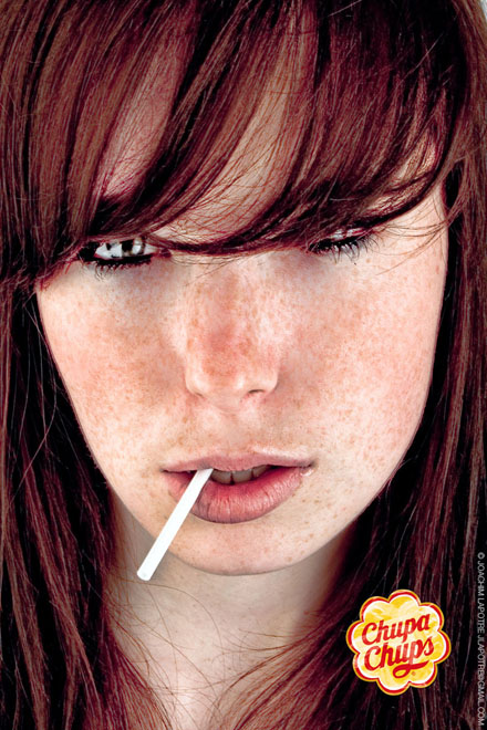 Publicité Chupa Chups - Campagne No Comment - Agence Multifake - Portrait - Jeune Femme Rousse