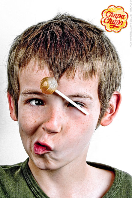 Publicité Chupa Chups - Campagne No Comment - Agence Multifake - Portrait - Enfant collé au front