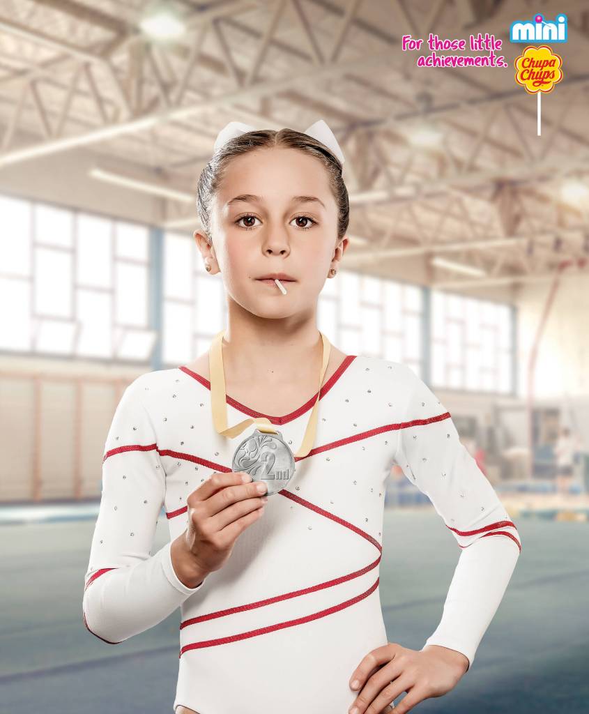 Publicité Mini Chupa Chups - Mexique - For those little achievements - Jeune fille - gymnaste - médaille d'argent