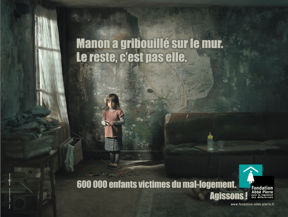 Publicité Abbé Pierre - Enfants - Mal Logement - Manon a gribouillé sur le mur. Le reste, c'est pas elle