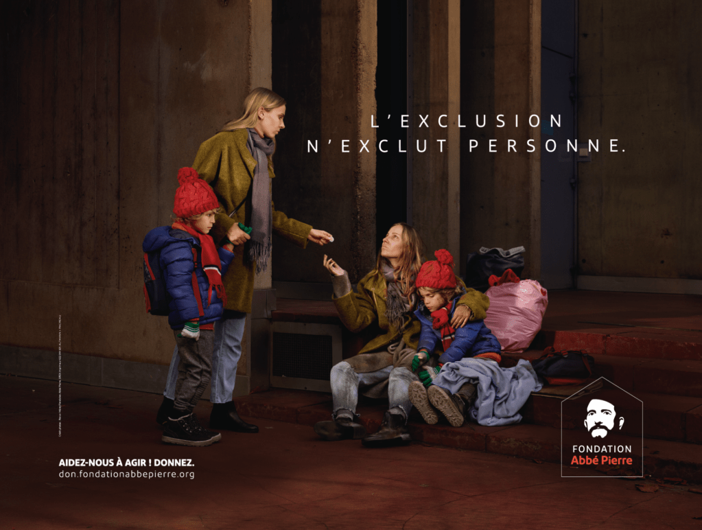 Publicité Fondation Abbé Pierre - Affiche - L'exclusion n'exclut personne - Femme Fille - Effet Miroir