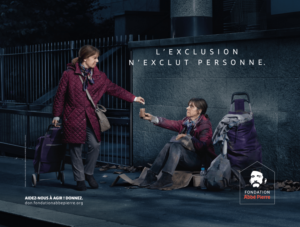Publicité Fondation Abbé Pierre - Affiche - L'exclusion n'exclut personne - Femme- Effet Miroir