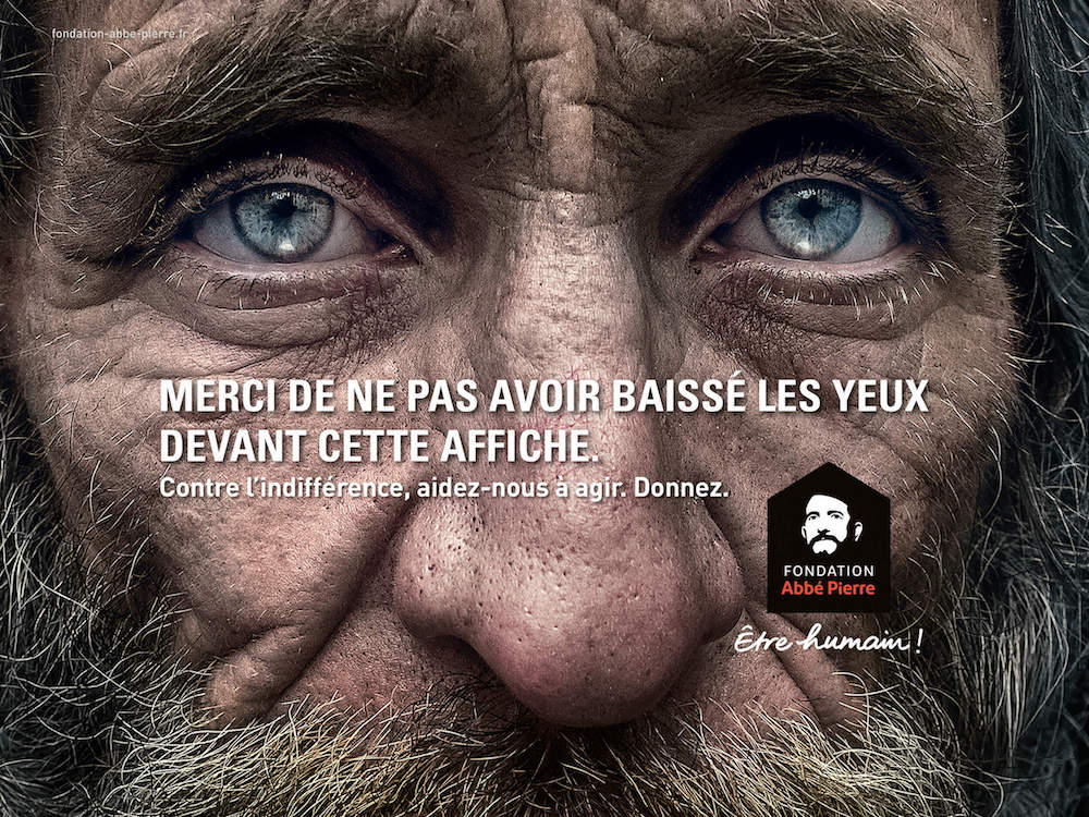 Publicité Fondation Abbé Pierre - Affiche - Contre Indifférence - Merci de ne pas avoir baissé les yeux devant cette affiche - SDF - Homme âgé