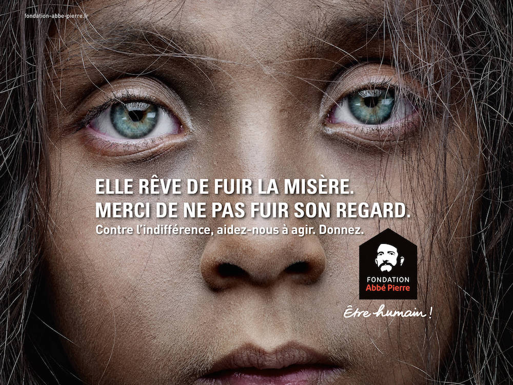 Publicité Fondation Abbé Pierre - Affiche - Contre Indifférence - Elle rêve de fuir la misère. Merci de ne pas fuir son regard - Fillette - Migrante 