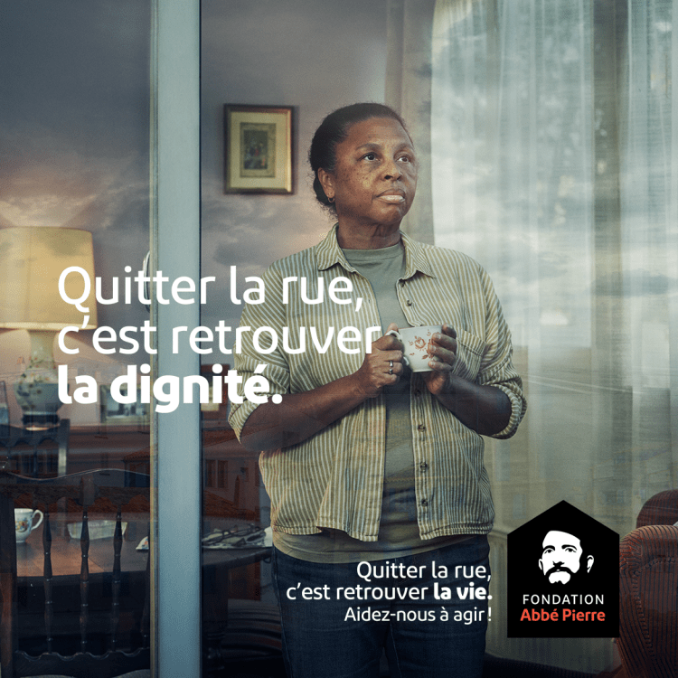 Publicité Abbé Pierre - Quitter la rue, c'est retrouver la dignité - Femme - Mug