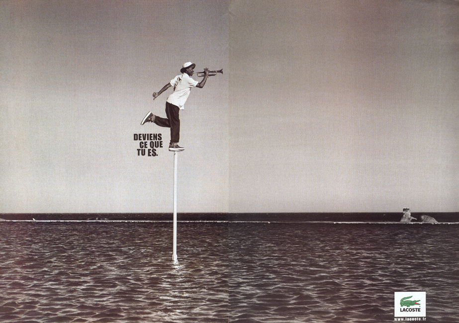 Publicité Lacoste - Deviens ce que tu es - Homme sur poteau - trompette - Agence Euro&RSCG Scher Lafarge -
