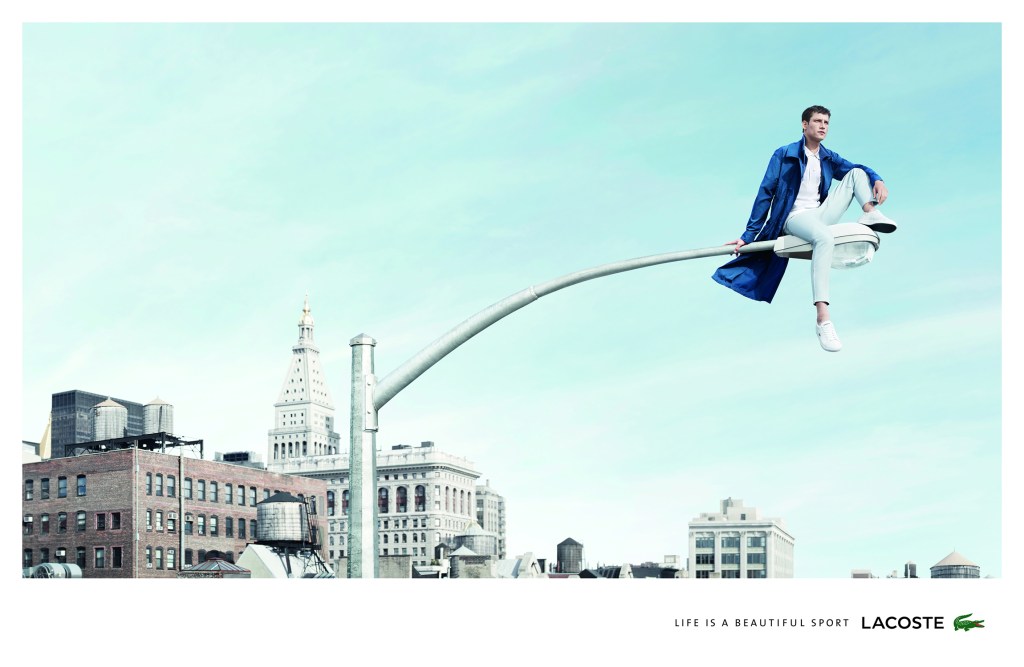 Publicité Lacoste - Life is a beautiful sport - Agence BETC - urbain - Homme réverbère - 2014