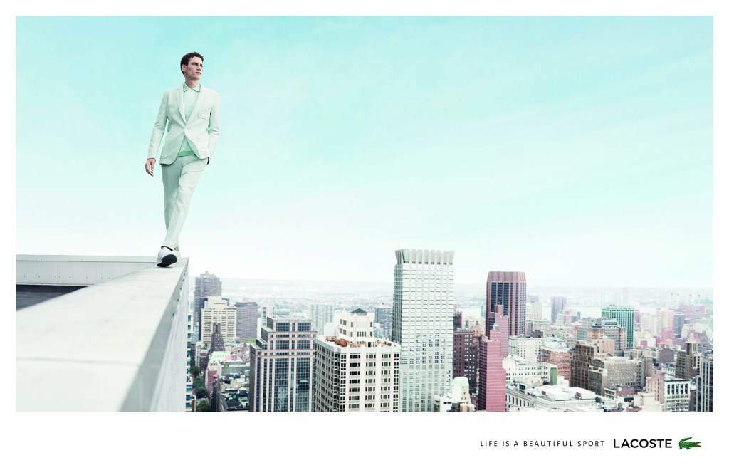 Publicité Lacoste - Life is a beautiful sport - Agence BETC - urbain - Homme marchant - 2014