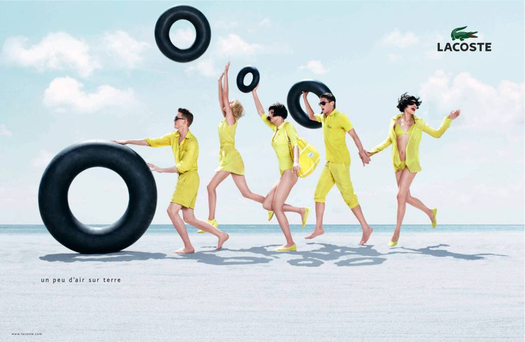 Publicité Lacoste - Un peu d'air sur terre - Groupe - Jaune - Bouées - Photographe Ellen Von Unwerth -BETC Luxe - 2010