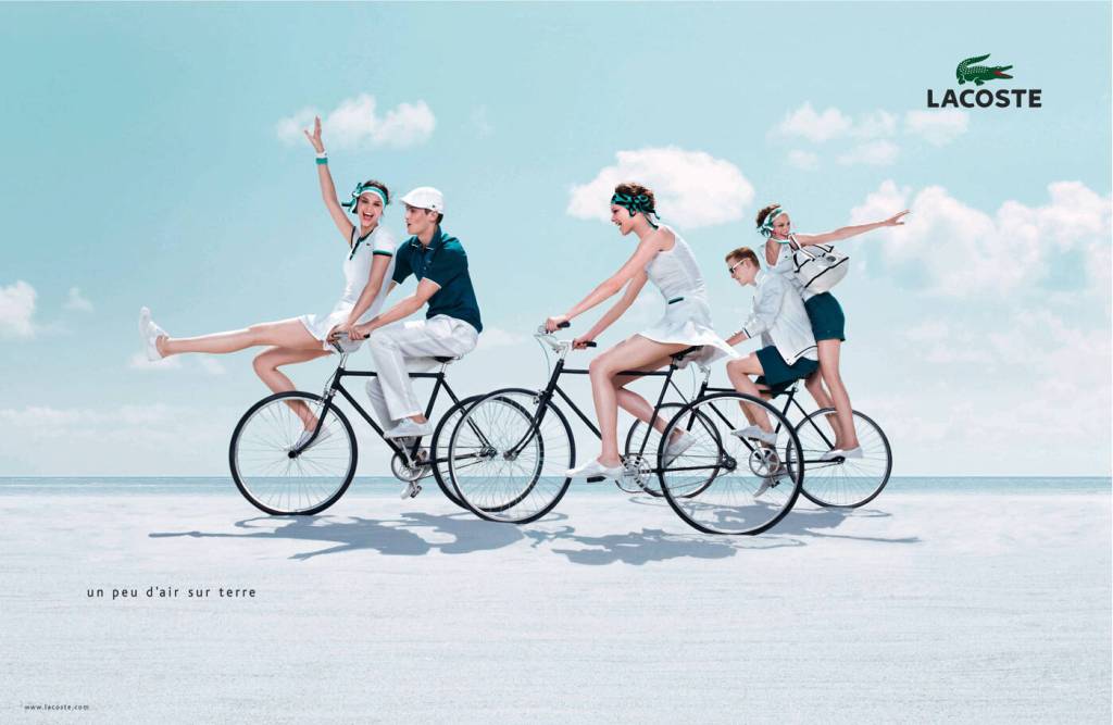 Publicité Lacoste - Un peu d'air sur terre - Groupe - Vélos - Bicyclettes - Photographe Ellen Von Unwerth -BETC Luxe - 2010