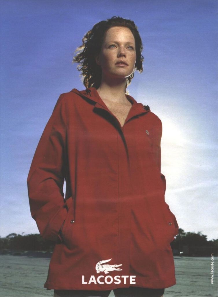 Publicité Lacoste - Page simple - Sweat rouge - Femme - 2002