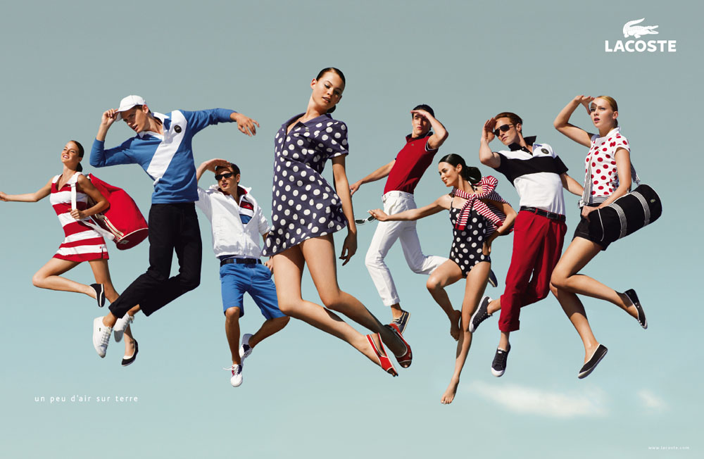 Publicité Lacoste - Un peu d'air sur terre - Groupe en suspension - Classe - Agence BETC - 2008