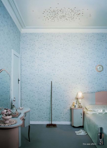 Publicité Axe - The Axe Effect - Un balai contre un mur dans une chambre avec plein de traces de coups au plafond - Lowe Bull Johannesburg - 2004