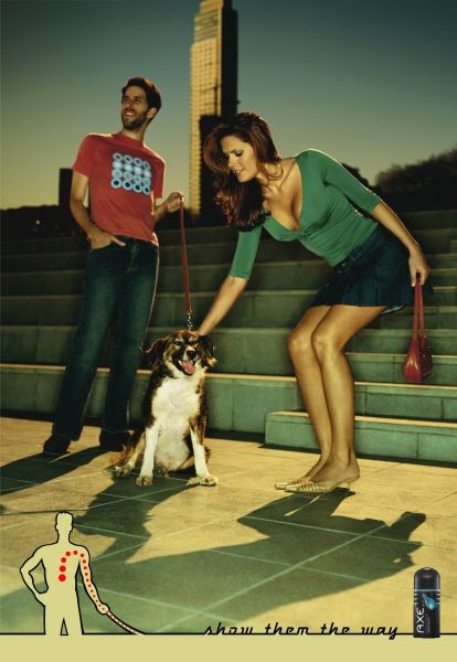 Publicité Axe - Show Them the Way - Femme caressant un chien - Pictogramme allant de la main au centre du coeur - Agence VegaOlmosPonce - 2004