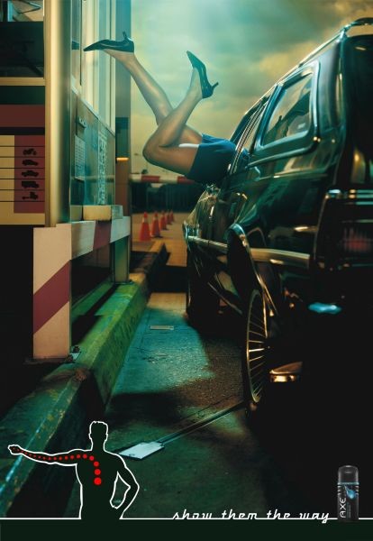 Publicité Axe - Show Them the Way - Hôtesse du fastfood embarquée dans la voiture - Agence VegaOlmosPonce - 2004