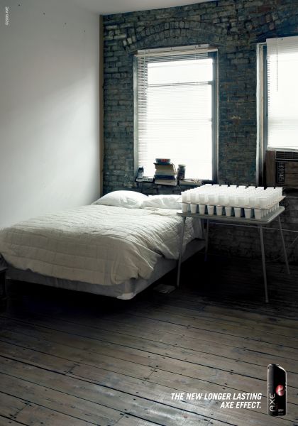 Publicité Axe - Axe Effect - The new longer lasting - Appartement - Agence BBH - New-York - 2005 - Table de marathon - verres d'eau - lit