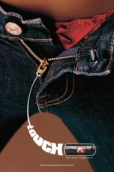 Publicité Axe - Touch - Agence BBH Londres - 2004 - Fermeture - Culotte rouge - Version Lynx - 1 produit mis en scène
