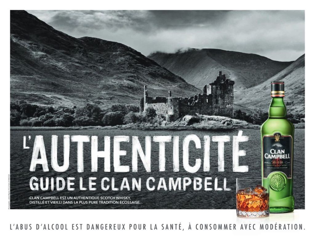 Publicité Clan Campbell - Internationale - Les valeurs - L'authenticité guide le clan Campbell - Château écossais au bord d'un lac - noir et blanc -  Agence Publicis Conseil - Paris - 2024