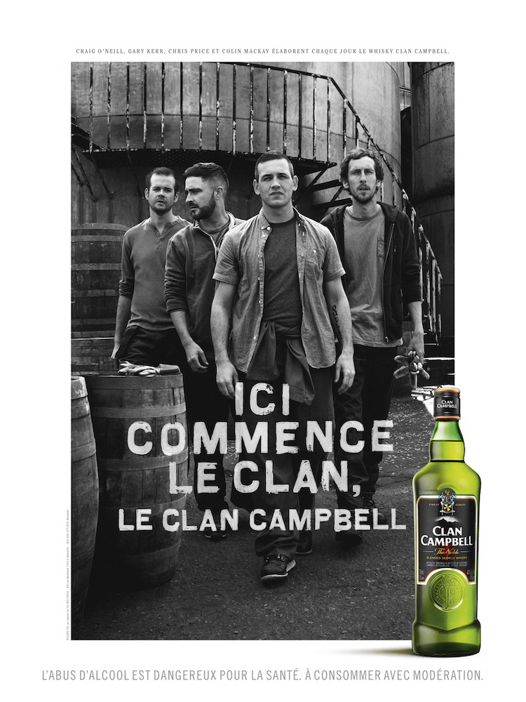 Publicité Clan Campbell - Ici commence le clan, le clan Campbell - Photo noir&blanc - 4 hommes proches tonneaux en marche - Format vertical - Agence Gabriel Jésus - 2016
