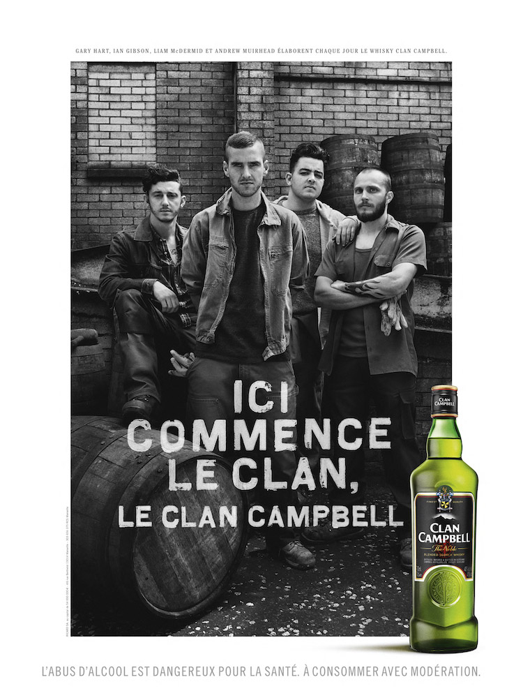 Publicité Clan Campbell - Ici commence le clan, le clan Campbell - Photo noir&blanc - 4 hommes proches tonneaux statiques - Format vertical - Agence Gabriel Jésus - 2016