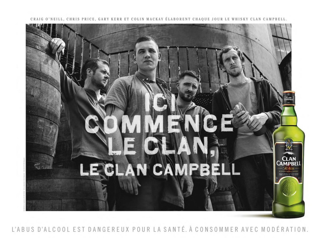 Publicité Clan Campbell - Ici commence le clan, le clan Campbell - Photo noir&blanc - 4 hommes proches tonneaux contre plongée - Format horizontal - Agence Gabriel Jésus - 2016