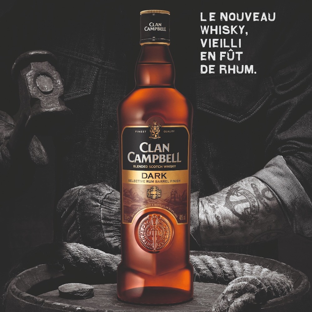Publicité Clan Campbell — Clan Campbell Dark — Ici commence le clan — Photo noir et blanc — Bouteille seule — bras tatoué — Agence Jésus et Gabriel - 2017