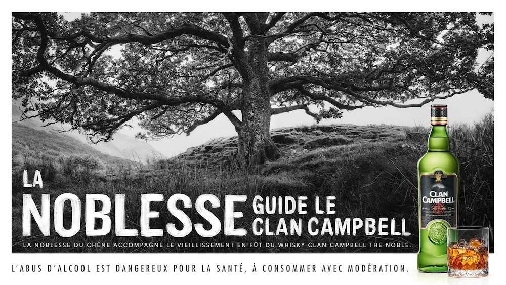 Publicité Clan Campbell - Internationale - Les valeurs - La noblesse guide le clan Campbell - Un beau chêne prend toute la largeur de l'affiche - noir et blanc -  Agence Publicis Conseil - Pars - 2024